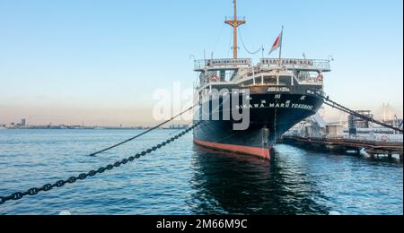 Yokohama, Japon - 12.09.2022: Ancien navire de mer Hikawa Maru, qui a fait le premier voyage de Kobe à Seattle, ancré dans le port. Banque D'Images