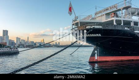 Yokohama, Japon - 12.09.2022: Ancien navire de mer Hikawa Maru, qui a fait le premier voyage de Kobe à Seattle, ancré dans le port. Banque D'Images
