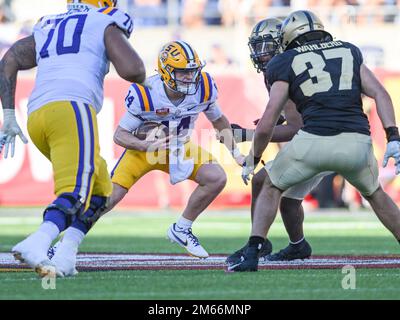 Orlando, Floride, États-Unis. 2 janvier 2023: Les Tigers LSU Quarterback Walker Howard (14) court avec la balle pendant 2nd moitié Cheez-IT Citrus Bowl entre les Tigers LSU vs les Boilermakers Purdue. LSU a battu Purdue 63-7 au Camping World Stadium à Orlando, en Floride. Roméo T Guzman/CSM crédit: CAL Sport Media/Alay Live News Banque D'Images