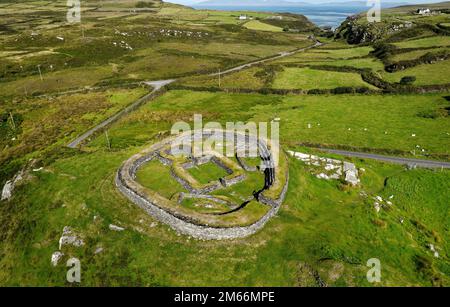 Leacanabuaile 9th siècle après J.-C. Pierre celtique ringfort défendue ferme alias cashel près de Cahersiveen, péninsule d'Iveragh, comté de Kerry, Irlande Banque D'Images