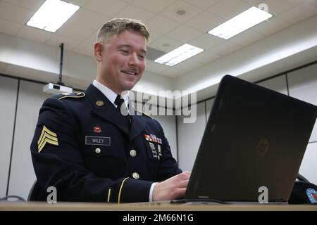 Le sergent Grant Wiley, un soldat de la Compagnie des ingénieurs de 829th, écrit un essai lors de la compétition du meilleur guerrier de la Garde nationale de l'Armée du Wisconsin à fort McCoy, Wisconsin, 8 avril. La question de l'essai de cette année était « après avoir écouté le Sgt. Major de l'Armée Michael Grinston au sujet du test de condition physique de combat de l'Armée, êtes-vous d'accord avec la décision de revenir à la fourchette de sexe et d'âge pour marquer? » (Photo du détachement mobile des affaires publiques de 112th par le sergent d'état-major Amber Peck) Banque D'Images