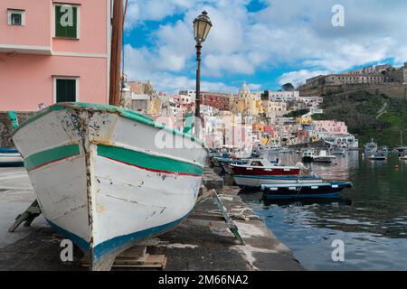 Procida est l'une des îles Flegrean au large de la côte de Naples, dans le sud de l'Italie. L'île se trouve entre le cap Miseno et l'île d'Ischia Banque D'Images