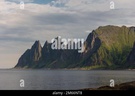 Le Tungeneset (dents du diable), montagnes au-dessus de l'océan dans l'île de Senja, Norvège Banque D'Images