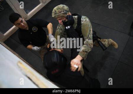 Le capitaine Zachary Bregovi, affecté au bataillon de la police militaire 759th, 89th Brigade de la police militaire, engage une force adverse lors du premier événement tactique du Championnat de Combizateurs de l'armée 2022 à fort Benning, en Géorgie, au 8 avril 2022. Le 4th Inf. Div. L'équipe Combatifs 1 a remporté le championnat avec quatre membres de son équipe qui ont remporté la première place dans la compétition individuelle. Banque D'Images