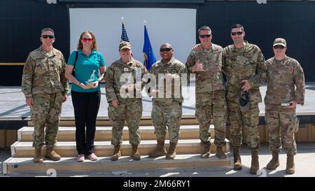Les lauréats de la cérémonie de remise des prix trimestrielle sont accompagnés du colonel Matthew Coleman, vice-commandant de l'aile expéditionnaire aérienne 380th, et du chef de file Sgt Chuck Loftus, chef de groupe de maintenance expéditionnaire 380th, dirigeant inscrit à la base aérienne Al Dhafra, aux Émirats arabes Unis, au 8 avril 2022. Le programme de bourses trimestrielles reconnaît les membres inscrits, les officiers et les membres civils pour leur rendement exceptionnel et leurs réalisations. Banque D'Images