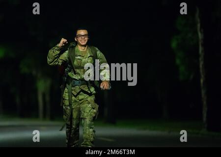 ÉTATS-UNIS Le cadet de la Force aérienne Matthew Citty, membre du ROTC Det 159 de la Force aérienne, participe à la Marche du Ruck norvégien à la base aérienne de MacDill, en Floride, au 8 avril 2022. La marche, également connue sous le nom de Marsimerket, est un insigne de compétence des forces armées norvégiennes qui est gagné pour la réussite de la marche de ruck dans le temps imparti. Banque D'Images