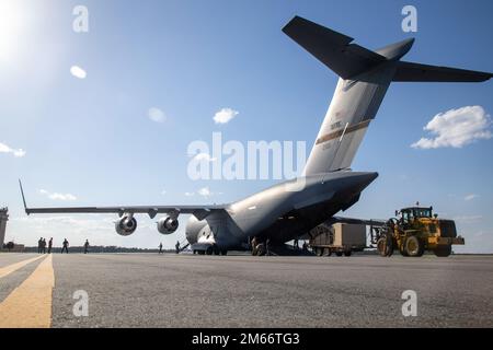 Des soldats affectés à Echo Company, 3rd Aviation Regiment, 3rd combat Aviation Brigade, 3rd Infantry Division, chargent un système de communications par satellite sur un C-17 Globemaster III à l'aéroport régional de Midcoast, fort Stewart, Géorgie (8 avril 2022). Les soldats se sont déployés à fort Huachuca, en Arizona, pour soutenir les États-Unis Les efforts de sécurité des douanes et de la protection des frontières au cours des deux prochains mois. Banque D'Images