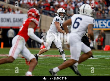 Pasadena, Californie, États-Unis. 02nd janvier 2023. Le quarterback des Nittany Lions de Penn State Sean Clifford (14) jette un laissez-passer au Grand receveur des Nittany Lions de Penn State Wallace Harrison III (6) pendant le match de football du Rose Bowl entre les Utah Utes et les Nittany Lions de Penn State au Rose Bowl à Pasadena, en Californie. Crédit photo obligatoire : Charles Baus/CSM/Alay Live News Banque D'Images