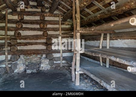 Intérieur de la cabine de la guerre d'indépendance américaine avec des lits superposés en bois et une cheminée au camp militaire du parc historique national de Valley Forge Banque D'Images