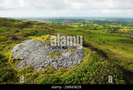 Carrowkeel Neolithic passage tombeau nécropole. Bricklieve Hills, Co Sligo, Irlande. Vue sur la rue au-dessus du Cairn B montrant l'entrée Banque D'Images