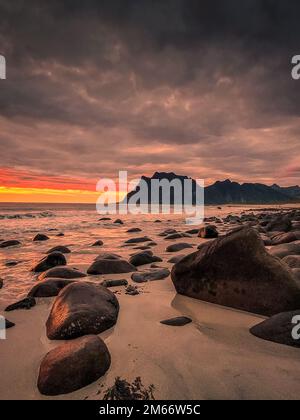 Coucher de soleil spectaculaire à minuit avec des couleurs étonnantes sur la plage d'Uttakleiv sur les îles Lofoten, Norvège Banque D'Images