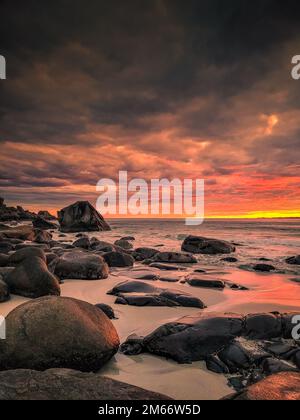 Coucher de soleil spectaculaire à minuit avec des couleurs étonnantes sur la plage d'Uttakleiv sur les îles Lofoten, Norvège Banque D'Images