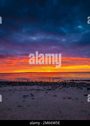 Coucher de soleil spectaculaire à minuit avec des couleurs étonnantes sur la plage d'Uttakleiv sur les îles Lofoten, Norvège Banque D'Images