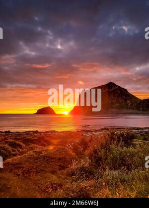 Coucher de soleil spectaculaire à minuit avec des couleurs étonnantes sur la plage d'Uttakleiv sur les îles Lofoten, Norvège Banque D'Images