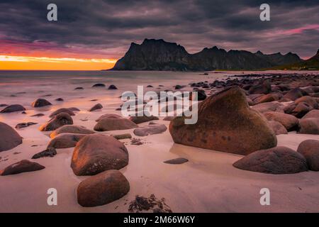 Coucher de soleil spectaculaire à minuit avec des couleurs étonnantes sur la plage d'Uttakleiv sur les îles Lofoten, Norvège Banque D'Images