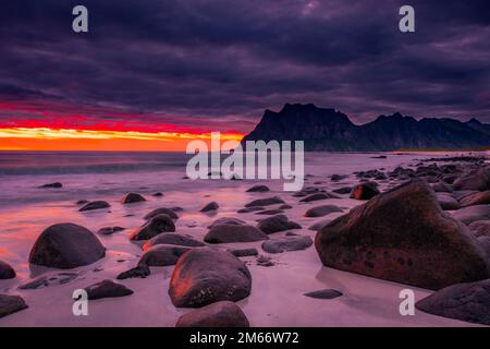 Coucher de soleil spectaculaire à minuit avec des couleurs étonnantes sur la plage d'Uttakleiv sur les îles Lofoten, Norvège Banque D'Images