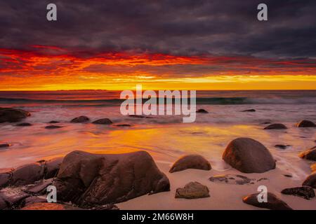 Coucher de soleil spectaculaire à minuit avec des couleurs étonnantes sur la plage d'Uttakleiv sur les îles Lofoten, Norvège Banque D'Images