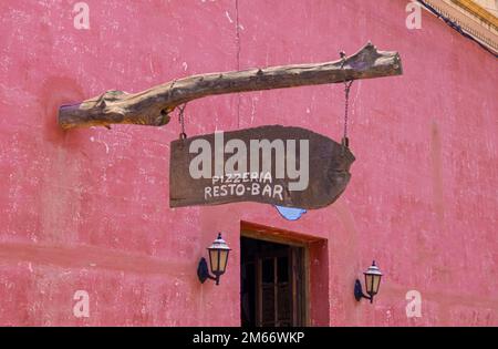 Argentine, rues coloniales colorées Cafayate, cafés et restaurants dans le centre-ville historique. Banque D'Images