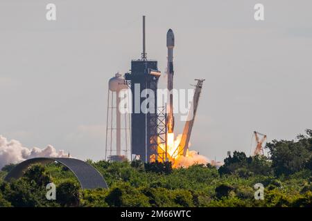 Une fusée Falcon 9 transportant la charge utile Starlink 4-25 est lancée depuis le Space Launch Complex 39A au Kennedy Space Center, en Floride, en juillet. 24, 2022. Starlink est le nom d'un réseau satellite développé par la compagnie de vol spatial privée SpaceX pour fournir un accès Internet à bas prix à des endroits éloignés. (É.-U. Photo Space Force par Joshua Conti) Banque D'Images