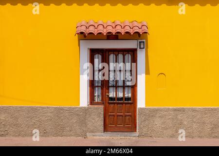 Argentine, rues coloniales colorées Cafayate, cafés et restaurants dans le centre-ville historique. Banque D'Images