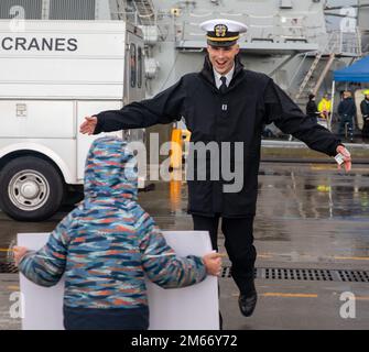 Un Sailor se réunit avec sa famille après l'arrivée du destroyer de missiles guidés de classe Arleigh Burke USS McCampbell (DDG 85) à son nouveau port d'attache de la base navale d'Everett, Washington 8 avril 2022. Avant de déménager, le navire a subi une longue période de modernisation du dépôt à Portland, Oregon, qui a duré plus de 18 mois. La modernisation comprenait des améliorations à la coque, aux systèmes mécaniques, à la technologie électrique, aux communications sans fil et à la modernisation des armes. Cette maintenance de routine permet au navire de continuer à être en mesure de fonctionner pendant toute sa durée de vie prévue. Banque D'Images