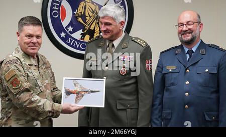 Le général de division James Camp (de gauche à droite), adjudant général adjoint de l'Ohio pour l'aviation, reçoit une photo du général de division Sasa Milutinovic, chef de la religion des Forces armées serbes, et du capitaine Vladimir Blagojevic, aumônier militaire de la Force aérienne serbe, 8 avril 2022, au général de division Robert S. Beightler Armory de Columbus, Ohio. Cet échange du Programme de partenariat d’État était la continuation du corps d’aumônier de la Garde nationale de l’Ohio qui travaillait en étroite collaboration avec les Forces armées serbes depuis 2013 pour rétablir un programme d’aumônerie qui n’existait pas depuis plus de sept décennies en Serbie. Aujourd'hui, il y a des aumôniers à se Banque D'Images