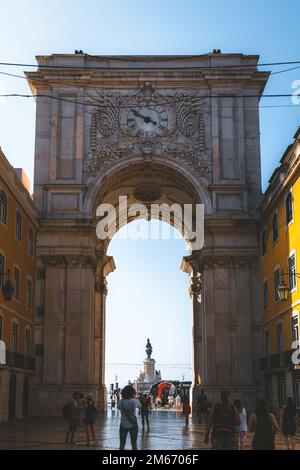 L'Arco da Rua Augusta, ou la Rua Augusta Arch au petit matin à Lisbonne, Portugal. Banque D'Images