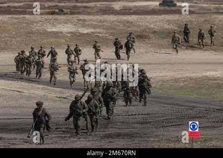 Les parachutistes américains et les soldats polonais marchent ensemble après avoir mené un exercice de tir en direct conjoint combiné à Nowa Deba, en Pologne, en 8 avril. L'équipe de combat de 3rd Brigade, 82nd Airborne Division, est déployée à l'appui des États-Unis Commandement européen assurer nos alliés et partenaires dans la région et prévenir toute agression future. Banque D'Images