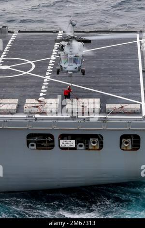 Un MH-60s Nighthawk, attaché aux 'Tridents' de l'escadron de combat en mer (HSC) 9, reçoit des munitions de l'USNS William McLean (T-AKE 12), lors d'un chargement de munitions, 9 avril 2022. Ford est en cours dans l’océan Atlantique en menant des qualifications de transporteur et l’intégration du groupe de grève dans le cadre de la phase de base sur mesure du navire avant le déploiement opérationnel. Banque D'Images