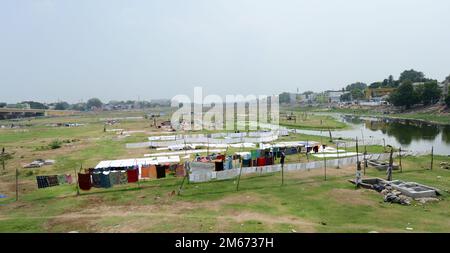 Séchage de linge sur la rivière Vaigai séchée à Madurai, Tamil Nadu, Inde. Banque D'Images