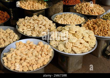 Un vendeur de collations salées tamoules à Madurai, Tamil Nadu, Inde. Banque D'Images