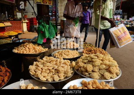 Un vendeur de collations salées tamoules à Madurai, Tamil Nadu, Inde. Banque D'Images