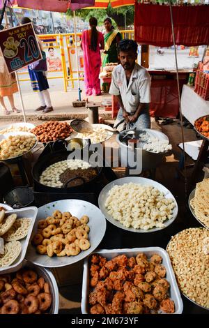 Un vendeur de collations salées tamoules à Madurai, Tamil Nadu, Inde. Banque D'Images