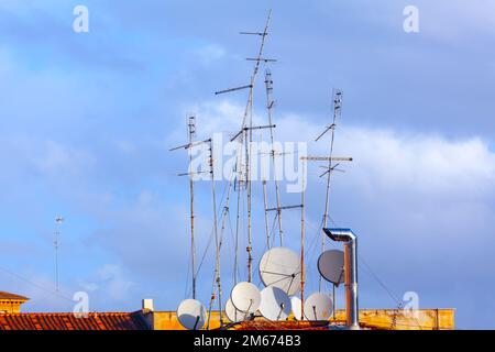 Antennes sur un ancien toit . Toit avec différentes antennes Banque D'Images