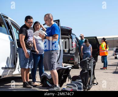 Les travailleurs des centres jeunesse effectuent des inspections des sièges d'auto pendant la journée de détente en famille du printemps à la base aérienne de Laughlin, au Texas, en Ontario, à 9 avril 2022. La National Highway Traffic Safety Administration a estimé que 46 % des sièges d'auto sont installés incorrectement et que les membres du bureau de sécurité de l'aile d'entraînement de vol 47th sont formés pour détecter les erreurs et s'assurer que les sièges sont corrects. Banque D'Images