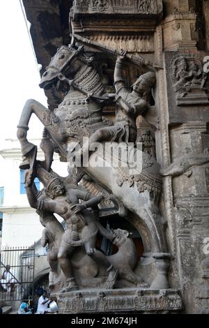 Piliers avec cavalier de cheval décorant le Temple Meenakshi Amman à Madurai, Tamil Nadu, Inde. Banque D'Images