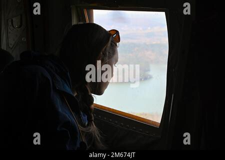 Le conjoint d’un militaire regarde par la fenêtre d’un C-130J Super Hercules au cours d’un vol d’orientation au-dessus de l’Arkansas du Centre, en 9 avril 2022. L’escadre de transport aérien de 314th a organisé l’événement afin de donner aux conjoints militaires l’occasion d’en apprendre davantage sur la mission de l’escadre et de recevoir un vol d’orientation à bord d’un aéronef. Banque D'Images