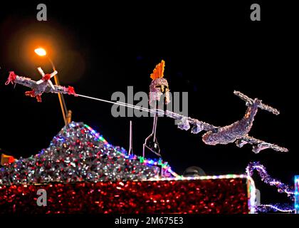 Les composantes de la Force aérienne sont représentées sur un flotteur lors de la Parade Flambeau de San Antonio Fiesta, à 9 avril 2022. Le casque gladiateur représentait l'aile Cyberspace 960th, l'avion C-5M Super Galaxy représentait l'aile Airlift 433rd et l'avion P-51D Mustang Red Tail représentait l'héritage et l'héritage des aviateurs Tuskegee. Banque D'Images