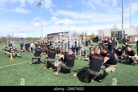 SEATTLE (9 avril 2022) – des midshipmen du corps de formation des officiers de la Réserve navale (NROTC) de l'Université de l'Utah et de l'Université de Washington participent à un Tug-of-War sur le campus de l'Université de Washington lors du concours de la Marine du Nord-Ouest de 2022, 9 avril. Plus de 250 étudiants du NROTC et membres du personnel des universités de l'Idaho/Washington State, de l'Oregon State, de l'Utah et de Washington ont participé à des exercices militaires, des événements universitaires et sportifs lors du concours d'une journée. La marine du Nord-Ouest a lieu sur une base tournante entre les écoles depuis 1957. En raison de la pandémie COVID-19, c'était la première fois Banque D'Images