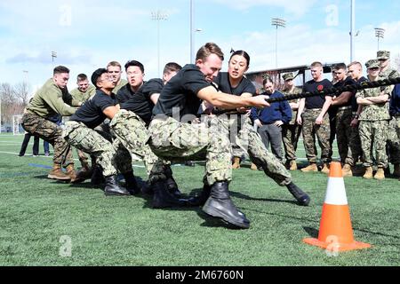 SEATTLE (9 avril 2022) – les membres du corps de formation des officiers de la Réserve navale de l'Université de Washington (NROTC) participent à un Tug-of-War sur le campus de l'Université de Washington lors du concours de la Marine du Nord-Ouest de 2022, 9 avril. Plus de 250 étudiants du NROTC et membres du personnel des universités de l'Idaho/Washington State, de l'Oregon State, de l'Utah et de Washington ont participé à des exercices militaires, des événements universitaires et sportifs lors du concours d'une journée. La marine du Nord-Ouest a lieu sur une base tournante entre les écoles depuis 1957. En raison de la pandémie COVID-19, c'était la première fois que toutes les unités étaient en mesure de faire des communications Banque D'Images