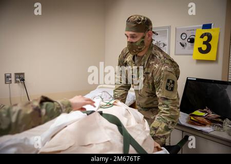 Des soldats de l'hôpital de campagne 921st (FH) de Bell, en Californie, et du détachement sensible aux interventions chirurgicales en avant 1979th (DSRF) de Little Rock, en Arkansas, suivent une formation en TeamSTEPPS à la clinique Mayo de Rochester, dans le Minnesota, sur 8-10 avril 2022. TeamSTEPPS est un ensemble d'outils de travail d'équipe fondés sur des données probantes, visant à optimiser les résultats des patients en améliorant les compétences en communication et en travail d'équipe parmi les professionnels de la santé. Les compétences sont enseignées par des conférences et des exercices pratiques pour s'améliorer par des exercices pratiques. « Il utilise des outils que nous pouvons communiquer, peu importe l'unité que vous êtes, W Banque D'Images