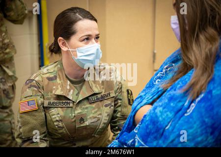 Des soldats de l'hôpital de campagne 921st (FH) de Bell, en Californie, et du détachement sensible aux interventions chirurgicales en avant 1979th (DSRF) de Little Rock, en Arkansas, suivent une formation en TeamSTEPPS à la clinique Mayo de Rochester, dans le Minnesota, sur 8-10 avril 2022. TeamSTEPPS est un ensemble d'outils de travail d'équipe fondés sur des données probantes, visant à optimiser les résultats des patients en améliorant les compétences en communication et en travail d'équipe parmi les professionnels de la santé. Les compétences sont enseignées par des conférences et des exercices pratiques pour s'améliorer par des exercices pratiques. « Il utilise des outils que nous pouvons communiquer, peu importe l'unité que vous êtes, W Banque D'Images