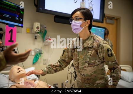 Des soldats de l'hôpital de campagne 921st (FH) de Bell, en Californie, et du détachement sensible aux interventions chirurgicales en avant 1979th (DSRF) de Little Rock, en Arkansas, suivent une formation en TeamSTEPPS à la clinique Mayo de Rochester, dans le Minnesota, sur 8-10 avril 2022. TeamSTEPPS est un ensemble d'outils de travail d'équipe fondés sur des données probantes, visant à optimiser les résultats des patients en améliorant les compétences en communication et en travail d'équipe parmi les professionnels de la santé. Les compétences sont enseignées par des conférences et des exercices pratiques pour s'améliorer par des exercices pratiques. « Il utilise des outils que nous pouvons communiquer, peu importe l'unité que vous êtes, W Banque D'Images