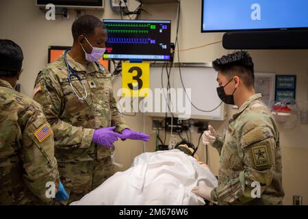 Des soldats de l'hôpital de campagne 921st (FH) de Bell, en Californie, et du détachement sensible aux interventions chirurgicales en avant 1979th (DSRF) de Little Rock, en Arkansas, suivent une formation en TeamSTEPPS à la clinique Mayo de Rochester, dans le Minnesota, sur 8-10 avril 2022. TeamSTEPPS est un ensemble d'outils de travail d'équipe fondés sur des données probantes, visant à optimiser les résultats des patients en améliorant les compétences en communication et en travail d'équipe parmi les professionnels de la santé. Les compétences sont enseignées par des conférences et des exercices pratiques pour s'améliorer par des exercices pratiques. « Il utilise des outils que nous pouvons communiquer, peu importe l'unité que vous êtes, W Banque D'Images