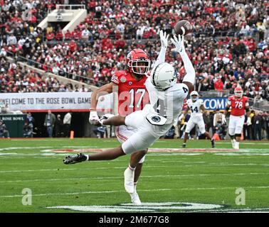 Pasadena, États-Unis. 02nd janvier 2023. L'État de Pennsylvanie Nittany Lions Corner back Kalen King (4) intercepte le ballon devant le récepteur Devaughn Vale de l'Utah pendant le deuxième quart d'action au match du Rose Bowl 2023 à Pasadena, Californie sur 2 janvier 2023.les Nittany Lions ont battu les Utes 35-21. Photo de Jon SooHoo/UPI crédit: UPI/Alay Live News Banque D'Images