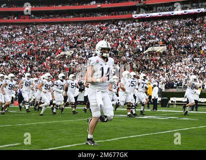 Pasadena, États-Unis. 02nd janvier 2023. Le quarter back des Nittany Lions de l'État de Pennsylvanie Sean Clifford prend le terrain avant le début du match du Rose Bowl de 2023 contre les Utes de l'Utah à Pasadena, en Californie, sur 2 janvier 2023. Les Nittany Lions ont battu les Utes 35-21. Photo de Jon SooHoo/UPI crédit: UPI/Alay Live News Banque D'Images