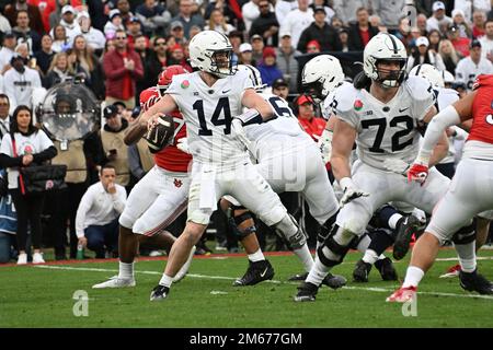 Pasadena, États-Unis. 02nd janvier 2023. Sean Clifford lance le quarterback des Nittany Lions de l'État de Pennsylvanie lors du deuxième quart d'action contre les Utes de l'Utah lors du match du Rose Bowl de 2023 à Pasadena, en Californie, sur 2 janvier 2023. Les Nittany Lions ont vaincu les Utes 35-21and Clifford a été nommé MVP offensant du jeu. Photo de Jon SooHoo/UPI crédit: UPI/Alay Live News Banque D'Images