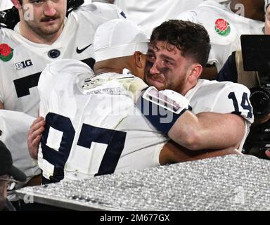 Pasadena, États-Unis. 02nd janvier 2023. Le quarterback Nittany de Penn State Sean Clifford (14) se déchire tout en embrassant son coéquipier PJ Mustipher pendant le quatrième quart du Rose Bowl à Pasadena. Les Nittany Lions ont battu les Utes 35-21. Photo de Jon SooHoo/UPI crédit: UPI/Alay Live News Banque D'Images