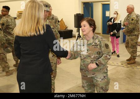 ÉTATS-UNIS Armée Brig. Le général Laura McHugh, à droite, Adjutant adjoint général-Armée de la Garde nationale de Pennsylvanie, présente une pièce de défi à Lily Palfrey, fille du Sgt. Frank Palfrey de 1st, après avoir reçu le Prix des jeunes volontaires du Bureau de la Garde nationale 2020 lors d'une cérémonie à l'arsenal de la Brigade expéditionnaire de l'aviation de combat 28th. Lily a été nommée lauréate du prix au début de 2021, tandis que son père a été déployé avec l'ECAB 28th. Elle voulait attendre que son père soit à la maison pour recevoir le prix. 1st le Sgt Palfrey est le chef principal inscrit de la Compagnie du siège social et du siège social, Banque D'Images