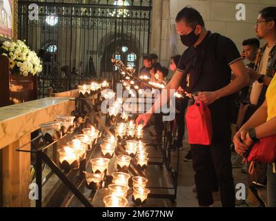 Manille, Philippines. 02nd janvier 2023. Bougies lumineuses fidèles catholiques en l'honneur du souverain pontife Benoît XVI Les dévotés catholiques accordent leur dernier respect au Pape émérite Benoît XVI en offrant des prières, en éclairant des bougies et en écrivant le livre de condoléances pour le souverain pontife tardif à la Chapelle Christ Roi de la Cathédrale de Manille, lundi, 2 janvier. Le pape tardif dont le nom de naissance était Joseph Aloisius Ratzinger est mort à l'âge de 95 ans dernier 31 décembre 2022 au monastère de Mater Ecclesiae dans la Cité du Vatican. Crédit : SOPA Images Limited/Alamy Live News Banque D'Images